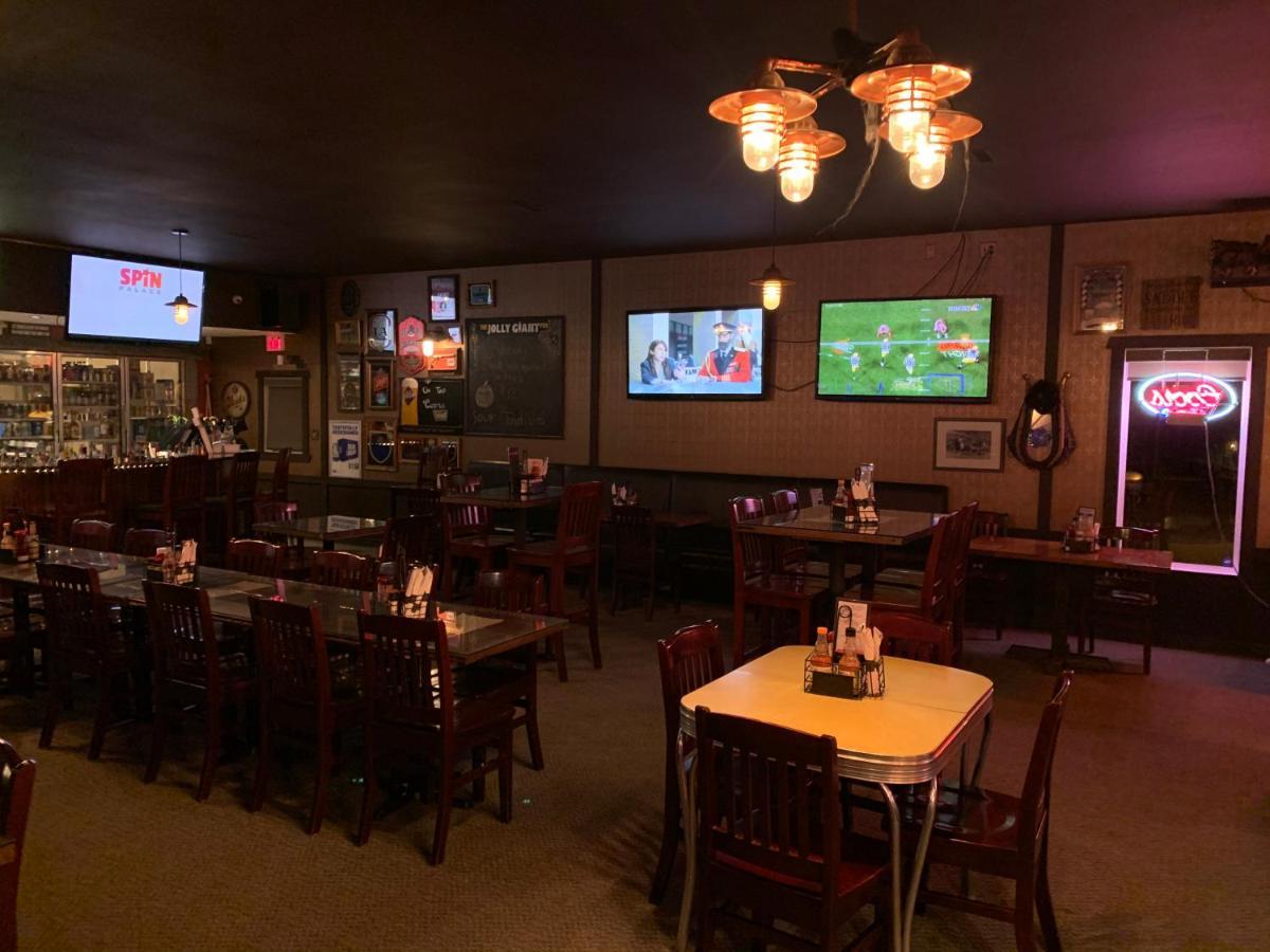Jolly Giant Pub & Motel Willow Bunch 외부 사진