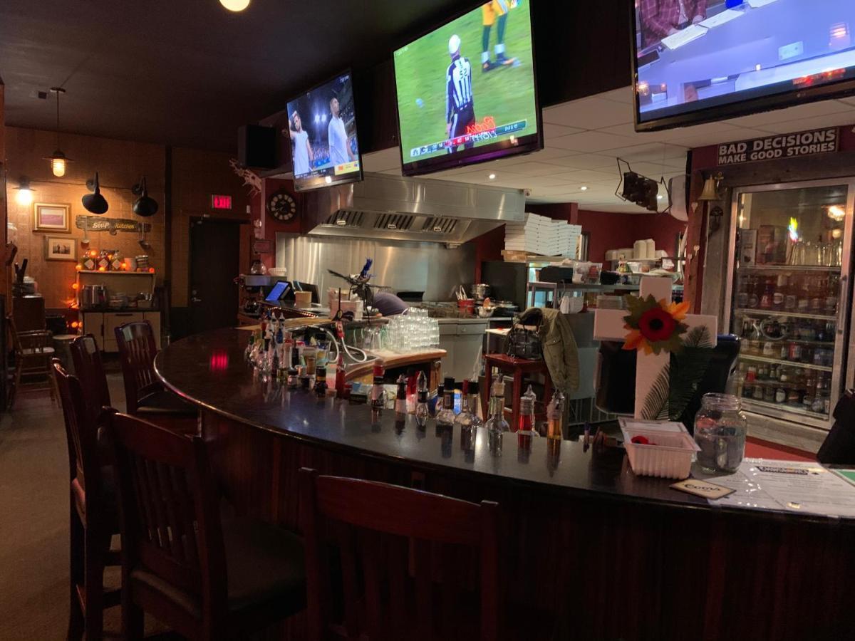 Jolly Giant Pub & Motel Willow Bunch 외부 사진
