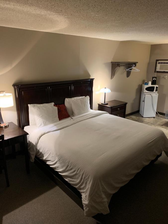 Jolly Giant Pub & Motel Willow Bunch 외부 사진