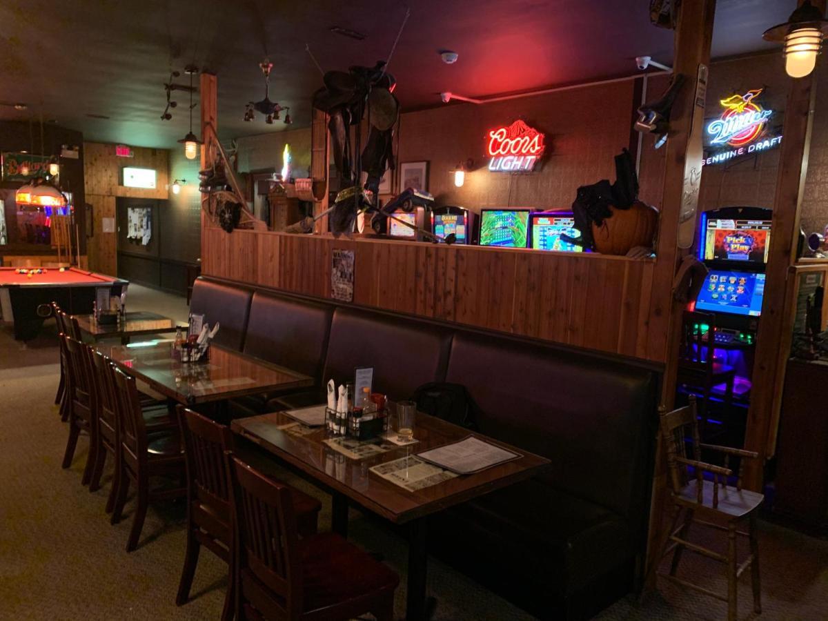 Jolly Giant Pub & Motel Willow Bunch 외부 사진