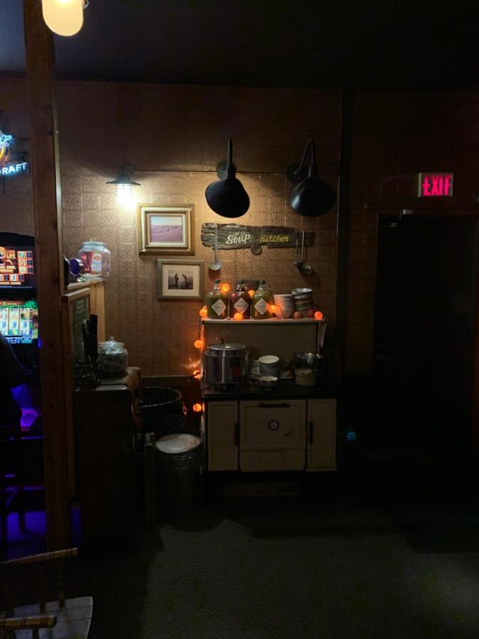 Jolly Giant Pub & Motel Willow Bunch 외부 사진