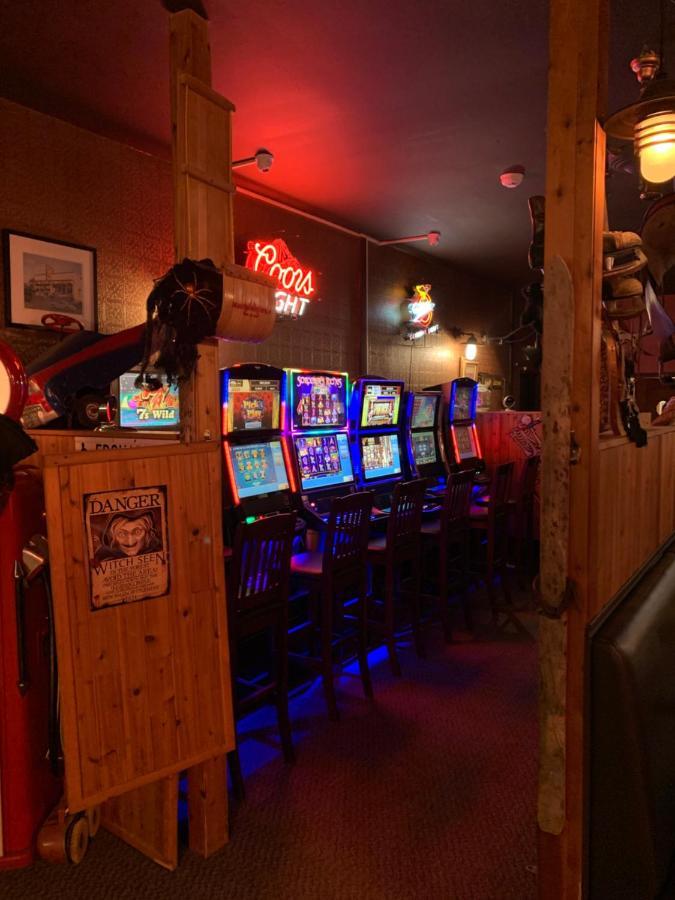 Jolly Giant Pub & Motel Willow Bunch 외부 사진