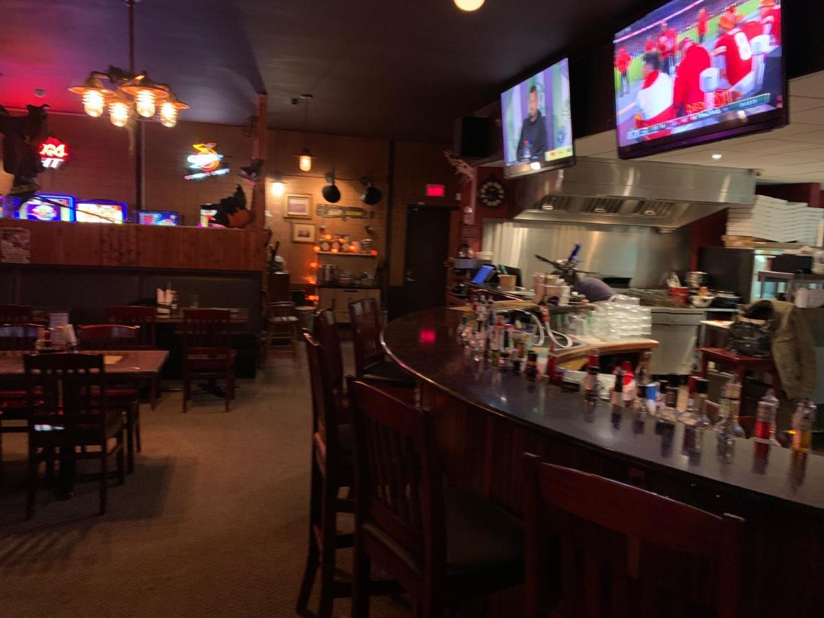 Jolly Giant Pub & Motel Willow Bunch 외부 사진