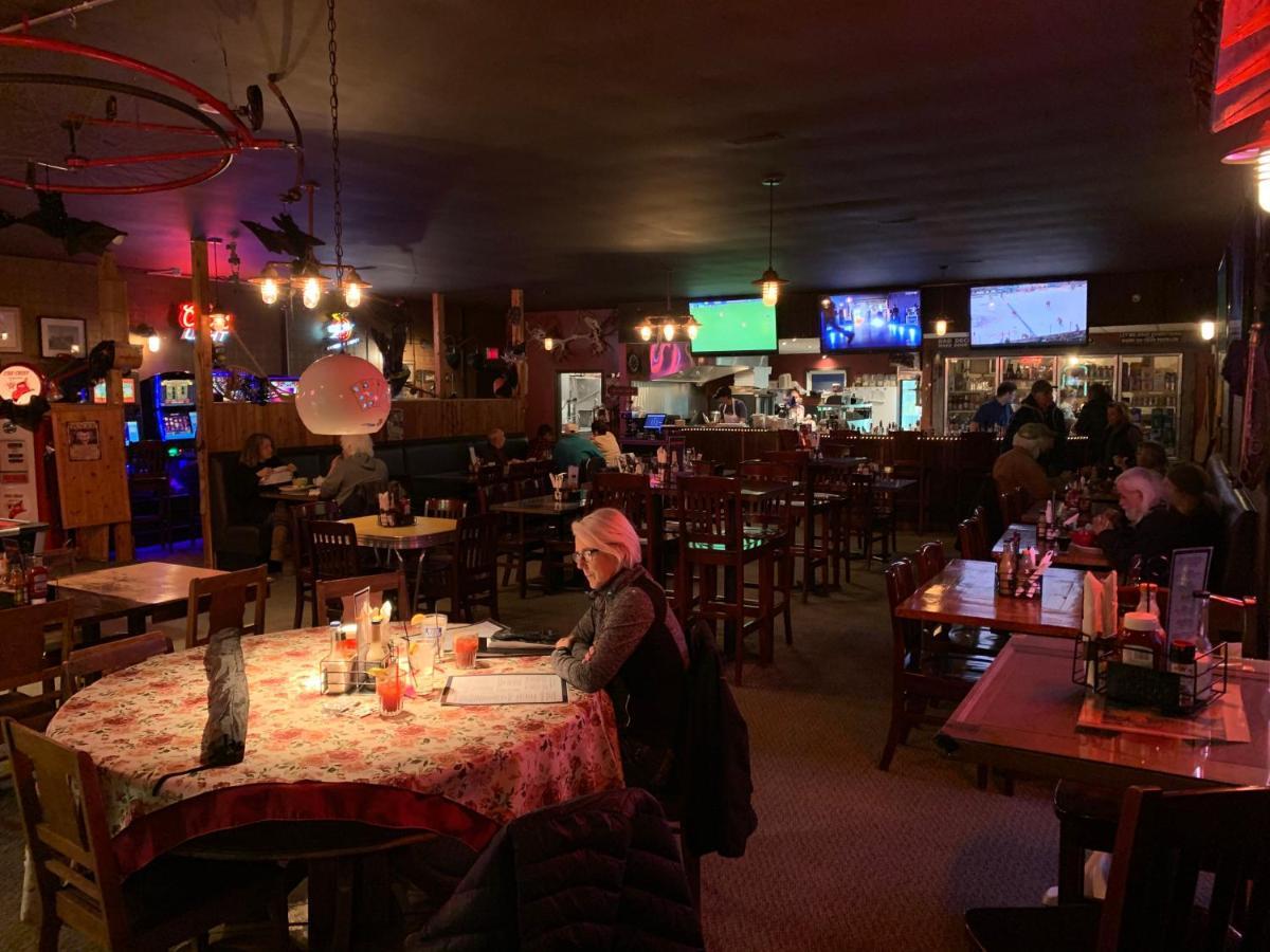 Jolly Giant Pub & Motel Willow Bunch 외부 사진
